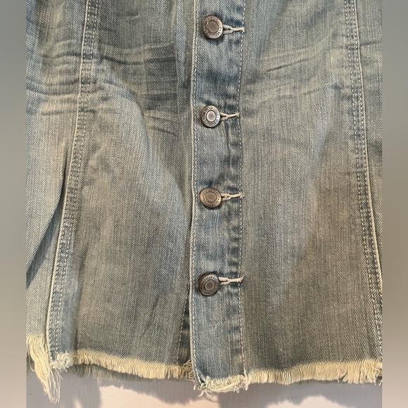 NWT American Eagle AE Light Wash Fringe Denim Button Skirt - Picture 3 of 9